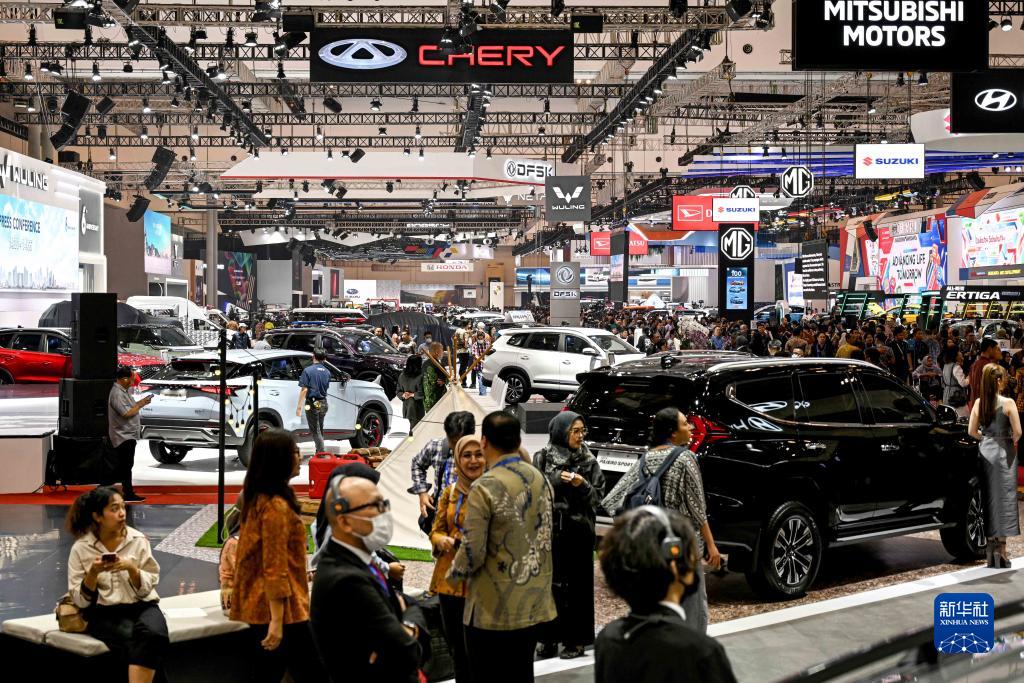 8月10日，在印度尼西亞萬丹省唐格朗的印尼會展中心，人們在2023年印尼國際汽車展上參觀。新華社發(fā)（阿貢攝）