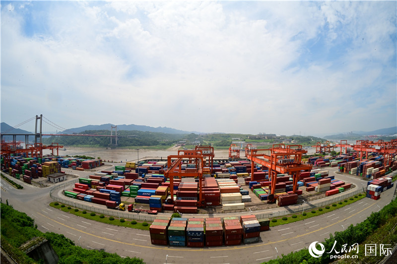 重慶果園港是我國內(nèi)河最大的鐵公水多式聯(lián)運樞紐港，也是西部陸海新通道的重要支點。圖為果園港全貌。人民網(wǎng)記者 苑基榮攝