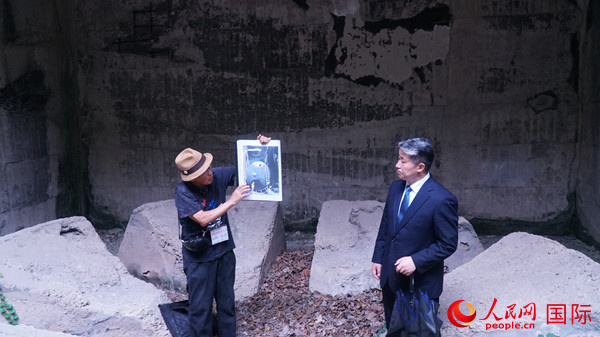 毒氣島歷史研究所事務局長山內(nèi)正之在毒氣儲存遺址為大家介紹日軍發(fā)動毒氣戰(zhàn)的罪證。人民網(wǎng) 蔣曉辰攝