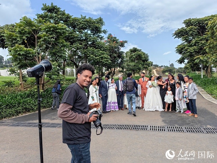 一對(duì)新人和親友在亞的斯亞貝巴友誼廣場(chǎng)合影。人民網(wǎng)記者 陳星星攝