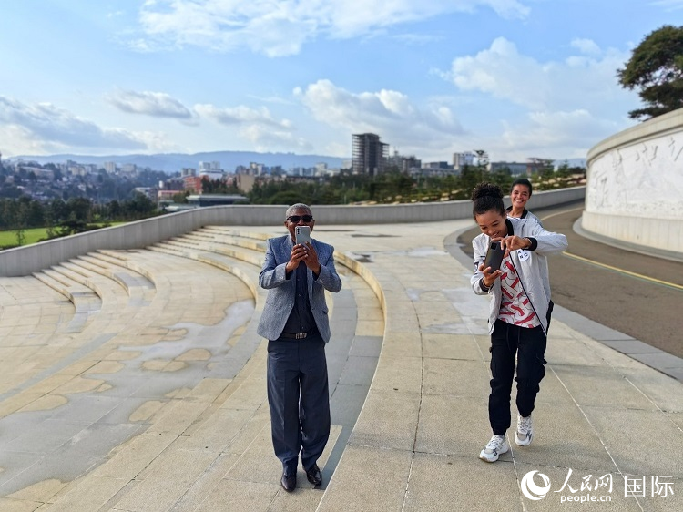 亞的斯亞貝巴友誼廣場(chǎng)的游客與人民網(wǎng)記者互動(dòng)。人民網(wǎng)記者 陳星星攝