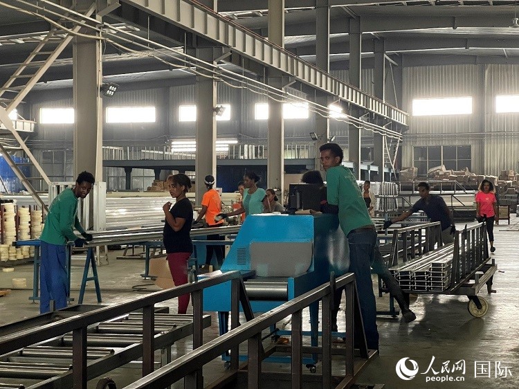 東方工業(yè)園華嘉鋁業(yè)生產(chǎn)車(chē)間。人民網(wǎng)記者 趙艷紅攝