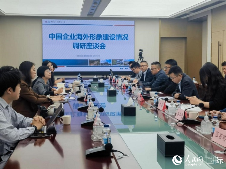 埃塞俄比亞中國(guó)商會(huì)企業(yè)代表與人民網(wǎng)記者座談。人民網(wǎng)記者 劉寧攝