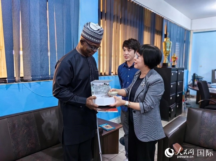 人民網(wǎng)監(jiān)事會(huì)主席唐維紅（右一）帶隊(duì)訪問(wèn)尼日利亞通訊社，與該社總裁布克·龐勒（左一）交流。人民網(wǎng)記者 陳星星攝