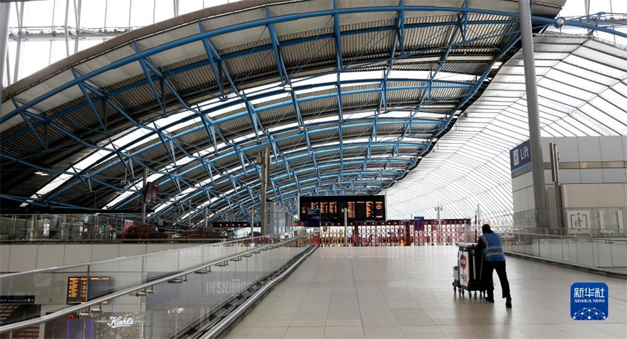 9月1日，一名工作人員在英國(guó)倫敦滑鐵盧火車(chē)站內(nèi)行走。因在收入、工作條件等方面與鐵路運(yùn)營(yíng)企業(yè)存在分歧，英國(guó)鐵路員工在9月1日、2日舉行罷工。由于鐵路服務(wù)大幅減少，人們出行面臨不便。新華社記者 李穎 攝