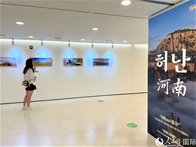 2.民眾參觀“看九曲黃河 聽(tīng)華夏故事”主題展。人民網(wǎng)記者 馬菲攝