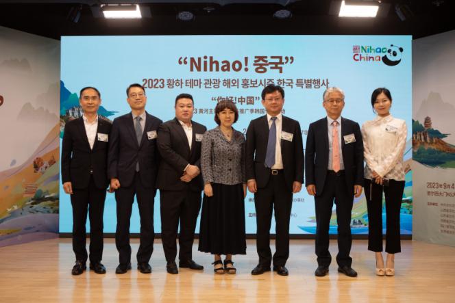 1.“你好！中國(guó)”2023黃河主題旅游海外推廣季韓國(guó)專場(chǎng)活動(dòng)5日在首爾舉行，圖為現(xiàn)場(chǎng)嘉賓合影。中國(guó)駐首爾旅游辦事處供圖