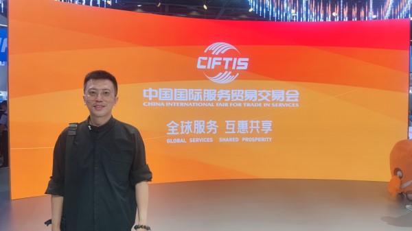 9月2日，梁家僖在國家會議中心拍照留念。受訪者供圖