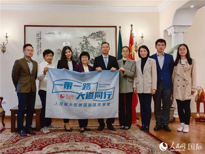 胡長(zhǎng)春大使、駐非盟使團(tuán)工作人員與人民網(wǎng)記者合影。