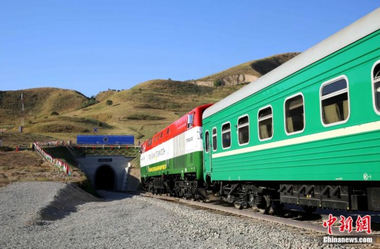 2016年8月24日，塔吉克斯坦“瓦赫達特-亞灣”鐵路通車。這是絲綢之路經濟帶框架下首個開工并建成的鐵路項目，具標志性意義。圖為火車進入由中鐵十九局集團有限公司承建的隧道。文龍杰 攝