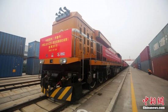 2021年7月5日，中國—上海合作組織地方經貿合作示范區(qū)（簡稱“上合示范區(qū)”）前往塔吉克斯坦首都杜尚別的首班中歐班列（齊魯號）“上合快線”發(fā)出，從上合示范區(qū)青島多式聯(lián)運中心啟程，為中國及日本、韓國等周邊國家和地區(qū)與塔吉克斯坦經貿往來提供了全新的物流解決方案。胡耀杰 攝