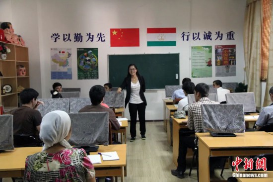 2014年，塔吉克斯坦國立民族大學的孔子學院內，教師正在為塔吉克斯坦學生授課。田冰 攝