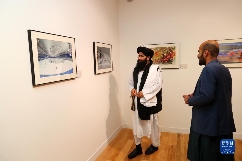 9月18日，人們?cè)诳ㄋ柖喙⒂^“你好，北京”攝影展。新華社記者隋先凱攝