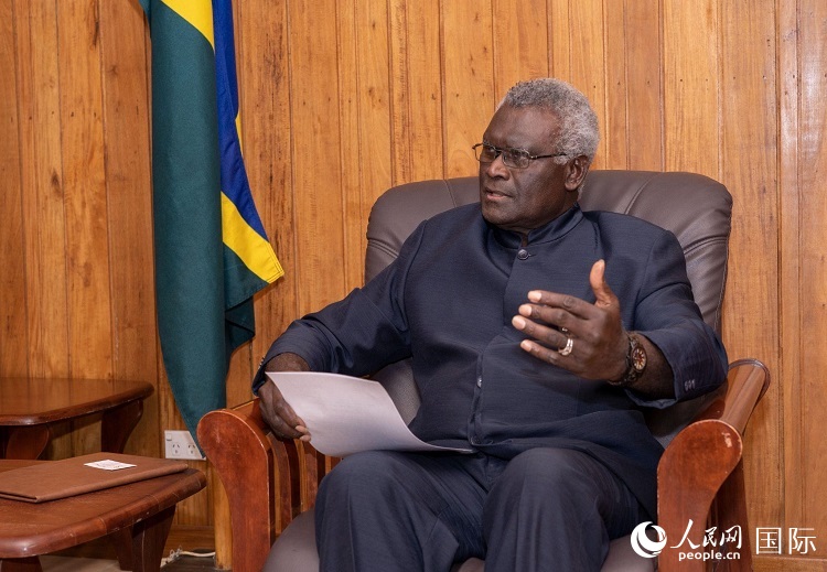 2023年9月14日，所羅門群島總理梅納西·索加瓦雷在首都霍尼亞拉接受人民網(wǎng)記者專訪。（人民網(wǎng) 賀吉攝影 ）