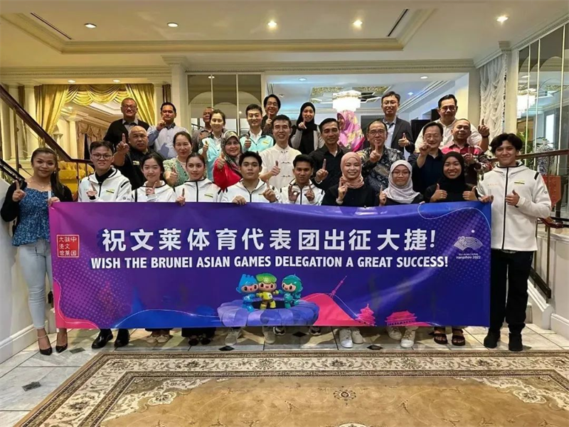 肖建國大使同參加歡送儀式的文方嘉賓、代表團(tuán)成員等合影留念。圖片由使館提供