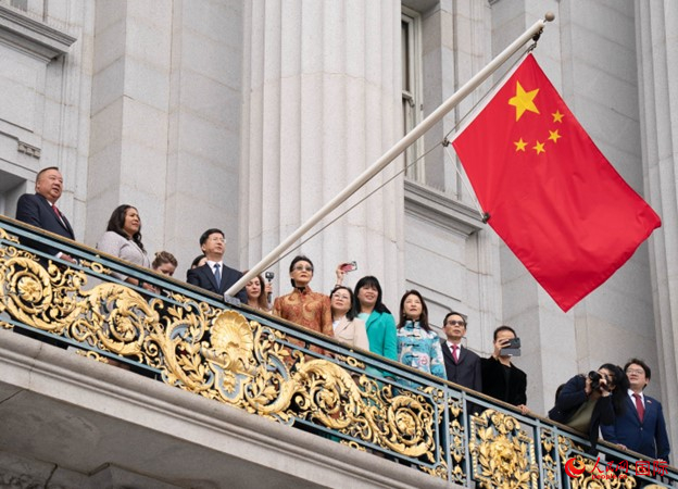 當(dāng)?shù)貢r(shí)間9月29日，中國(guó)駐舊金山總領(lǐng)事張建敏與舊金山市長(zhǎng)倫敦·布理德一起在舊金山市政廳陽(yáng)臺(tái)升起中國(guó)國(guó)旗，慶祝中華人民共和國(guó)成立74周年。人民網(wǎng)記者 鄧圩攝