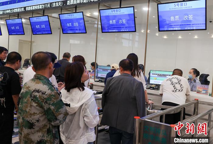 9月21日，旅客在北京站售票大廳內(nèi)購買火車票。當(dāng)日，鐵路部門開始發(fā)售10月5日火車票。國鐵集團發(fā)布數(shù)據(jù)顯示，9月13日至20日已發(fā)售火車票1.5億張。鐵路部門將在9月27日至10月1日、10月4日至7日增開200列夜間高鐵，車票已陸續(xù)開始發(fā)售，盡最大努力滿足旅客出行需求。 <a target='_blank' href='/'><p  align=