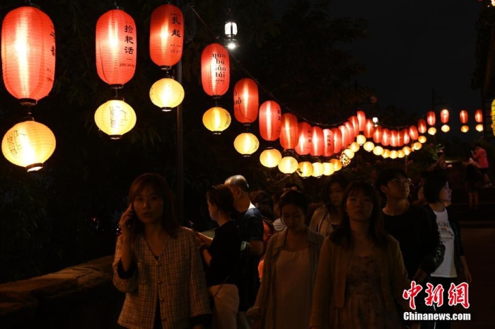 圖為游客夜游山城巷感受山城獨特魅力。<a target='_blank' href='/' ><p  align=