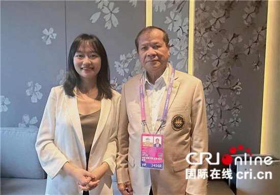 　　△柬埔寨國(guó)家奧委會(huì)主席、柬埔寨亞運(yùn)代表團(tuán)團(tuán)長(zhǎng)唐坤（右）接受記者采訪