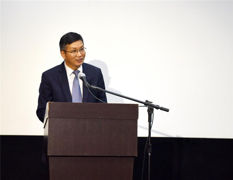 中國駐圣保羅總領(lǐng)事余鵬在開幕活動中致辭。 圣保羅州立大學(xué)孔子學(xué)院供圖