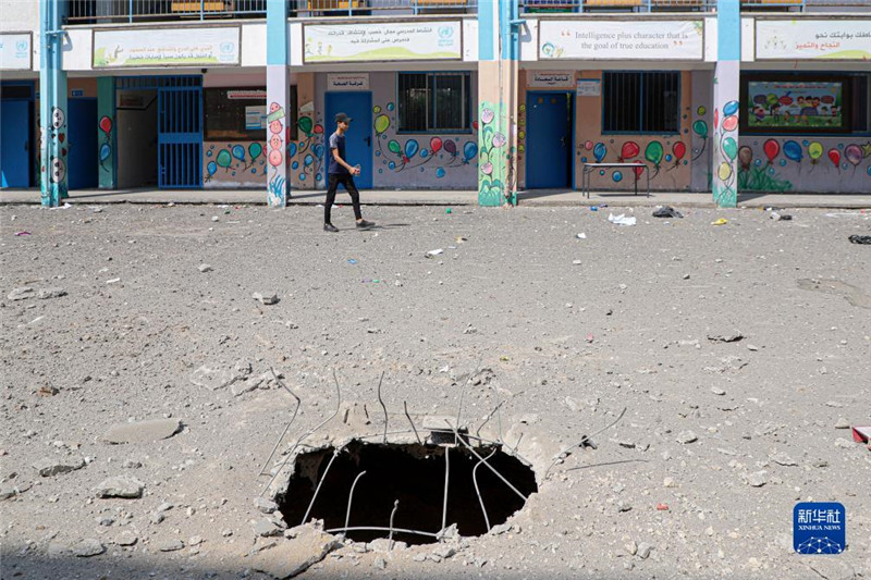 這是10月8日在加沙城一所學(xué)校拍攝的以色列空襲對地面造成的破壞。新華社發(fā)（里澤克·阿卜杜勒賈瓦德攝）