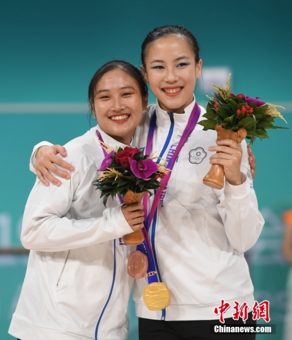 10月7日，杭州第19屆亞運(yùn)會輪滑項(xiàng)目女子花樣輪滑單人滑長節(jié)目決賽在錢塘輪滑中心舉行。結(jié)合短節(jié)目決賽成績，中國臺北選手洪筱晴(左)以94.38分的總成績奪得女子花樣輪滑單人滑冠軍，中國臺北選手張致如(右)獲得季軍。<a target='_blank' href='/'><p  align=