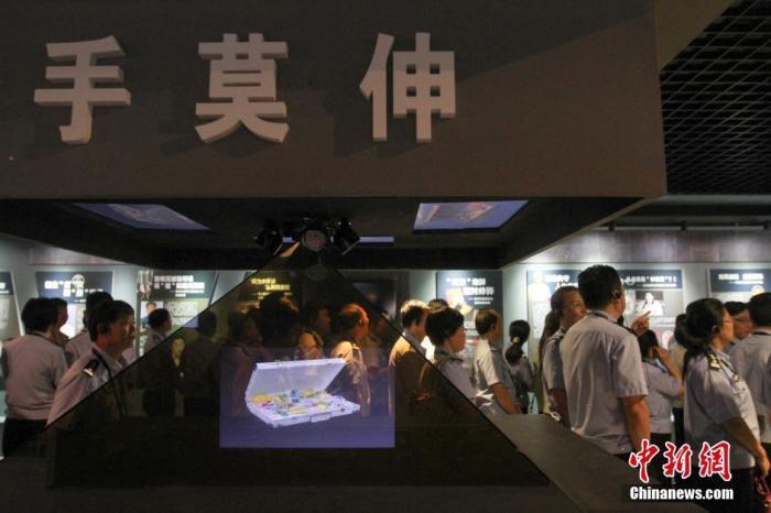 資料圖：2015年10月，海南省公安廳組織黨員干部前往反腐倡廉警示教育基地參觀受教。洪堅鵬 攝