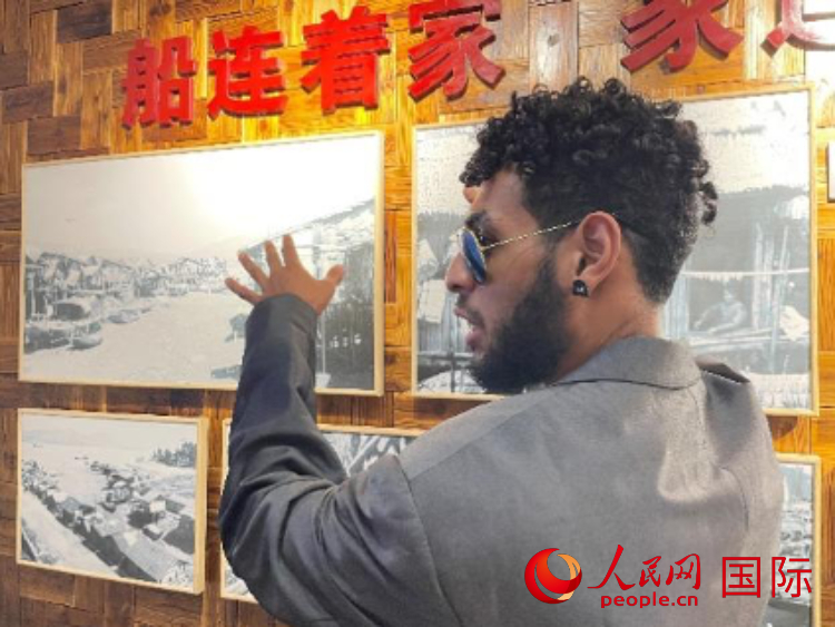 巴布亞新幾內(nèi)亞乒乓球國家隊隊員羅伊在福建省寧德市下歧村參觀。人民網(wǎng)記者 張榮攝