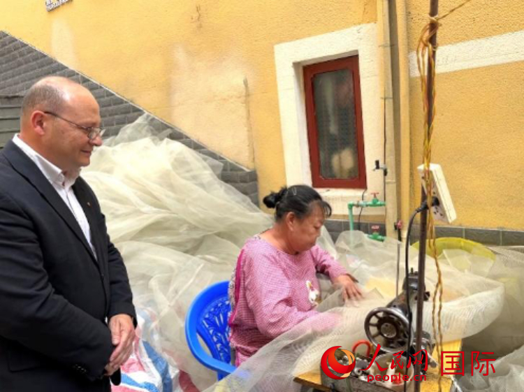 馬耳他瑪格麗特中學(xué)“中國角”教師馬丁·阿佐帕迪在福建省寧德市下歧村參觀。人民網(wǎng)記者 周雨攝