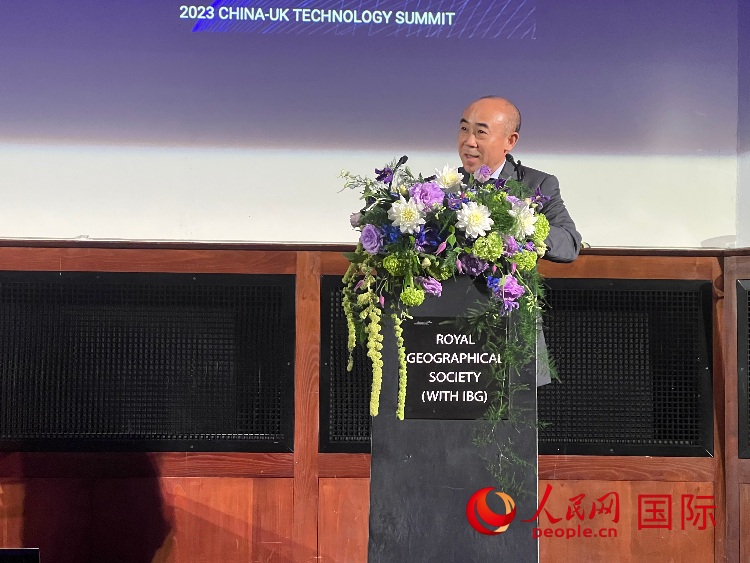中國(guó)駐英國(guó)使館科技公參丁明勤發(fā)表致辭。人民網(wǎng)記者 周卓斌攝