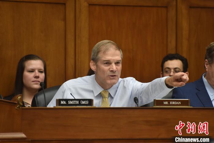 當(dāng)?shù)貢r間10月13日，美國國會眾議院共和黨人就議長候選人再次進行黨內(nèi)投票，眾議院司法委員會主席吉姆·喬丹獲得黨內(nèi)提名。圖為喬丹今年9月在眾議院監(jiān)督和問責(zé)委員會聽證會上發(fā)言。 <a target='_blank' href='/'><p  align=