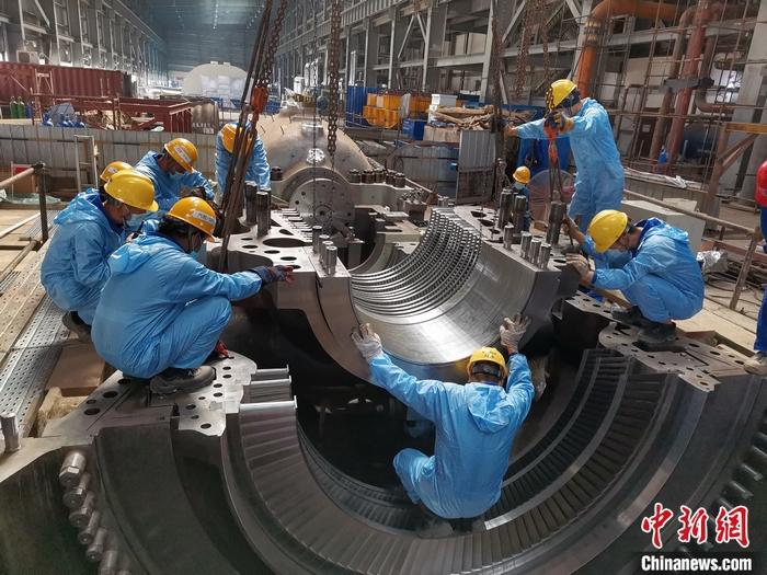 圖為青山緯達(dá)貝園區(qū)汽輪機(jī)機(jī)組在進(jìn)行現(xiàn)場(chǎng)安裝。 受訪者供圖