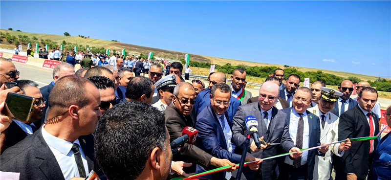 2023年8月12日，阿爾及利亞總理阿卜杜拉赫曼（前右四）參加阿爾及利亞?wèn)|西高速公路東標(biāo)段主線84公里段通車(chē)儀式。中信建設(shè)供圖