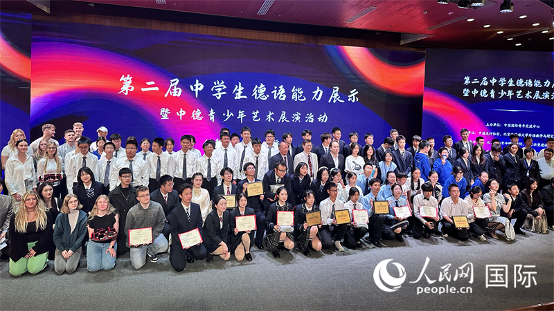 現(xiàn)場(chǎng)學(xué)生與嘉賓合影。（攝影：張麗鷗）