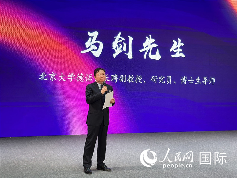 北京大學(xué)德語系長(zhǎng)聘副教授馬劍點(diǎn)評(píng)學(xué)生表現(xiàn)。（攝影：張麗鷗）