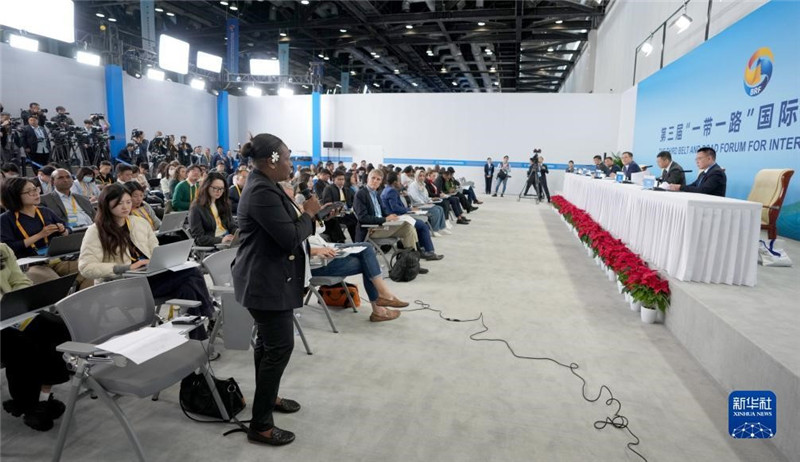 10月16日，第三屆“一帶一路”國際合作高峰論壇新聞中心在北京國家會議中心舉行首場吹風(fēng)會，邀請自然資源部國際合作司和相關(guān)單位負(fù)責(zé)人介紹有關(guān)情況，并回答記者提問。新華社記者 王毓國攝