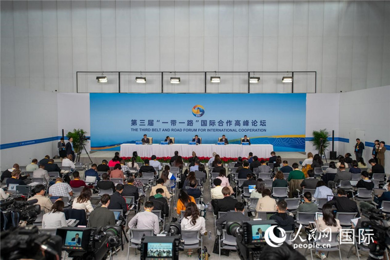 10月16日，第三屆“一帶一路”國際合作高峰論壇新聞中心在北京國家會議中心舉行首場吹風(fēng)會，邀請自然資源部國際合作司和相關(guān)單位負(fù)責(zé)人介紹有關(guān)情況，并回答記者提問。人民網(wǎng)記者 翁奇羽攝