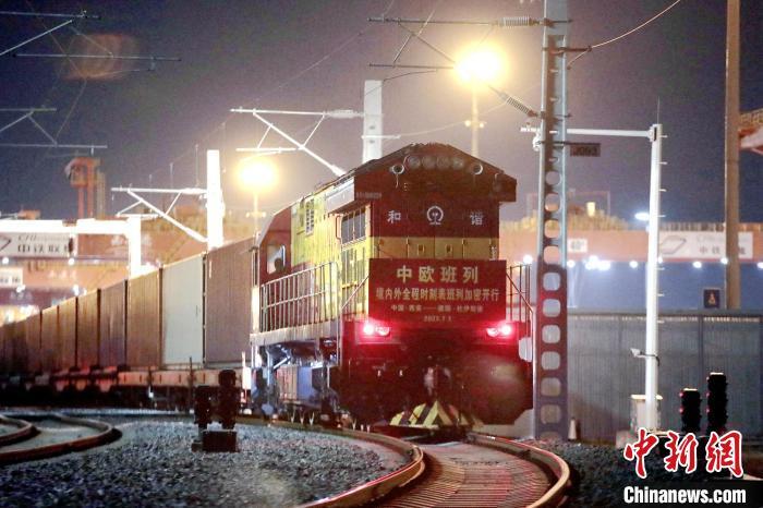 圖為中歐班列整裝待發(fā)。　鐘翰林 攝