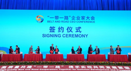 　　這是10月17日拍攝的簽約儀式現(xiàn)場。當日，“一帶一路”企業(yè)家大會在北京召開。（新華社記者王毓國攝）