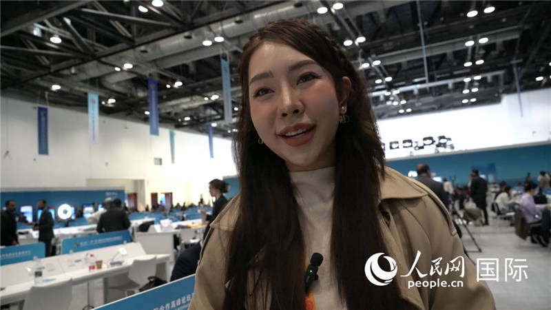 泰國(guó)TOPNEWS電視臺(tái)主播蓬薩婉?乍如潘（Phonsawan Jarupan）與記者交談。人民網(wǎng) 楊春燕攝