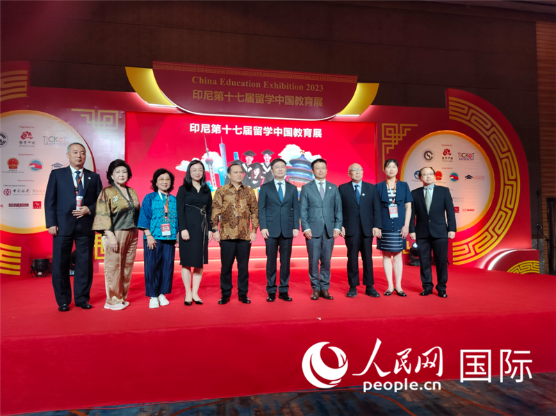 與會(huì)嘉賓合影。人民網(wǎng)記者 李培松攝