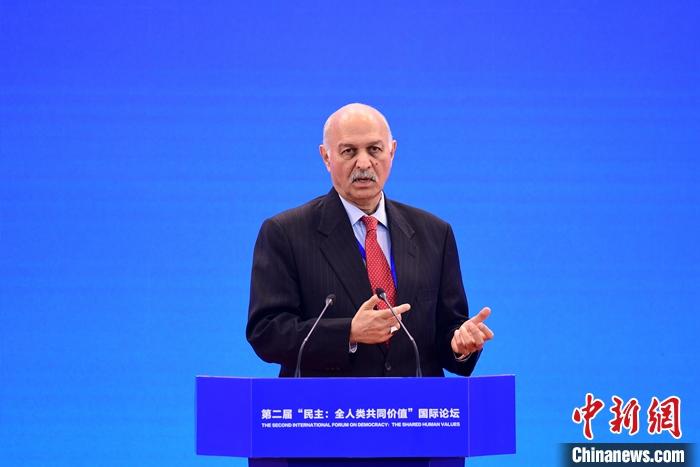 3月23日，第二屆“民主：全人類(lèi)共同價(jià)值”國(guó)際論壇開(kāi)幕式在北京舉行。圖為巴基斯坦參議院國(guó)防委員會(huì)主席穆沙希德·侯賽因在開(kāi)幕式上作主題發(fā)言。 <a target='_blank' href='/'><p  align=
