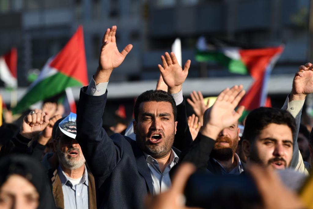 10月18日，人們在伊朗德黑蘭舉行集會。當(dāng)日，突尼斯、土耳其、伊朗等多國民眾舉行集會，表達(dá)對巴勒斯坦人民的支持，并譴責(zé)針對加沙城醫(yī)院的襲擊。新華社記者 沙達(dá)提 攝