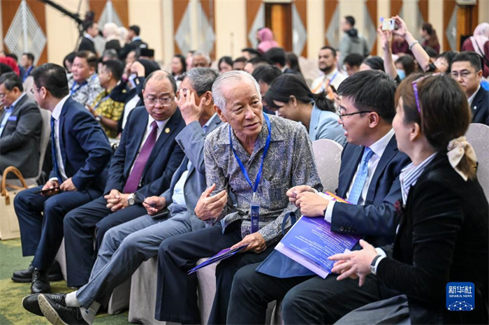 10月21日，在馬來(lái)西亞行政首都普特拉賈亞，嘉賓在第五屆中國(guó)—東盟視聽(tīng)周開(kāi)幕活動(dòng)上交談。新華社記者 程一恒 攝