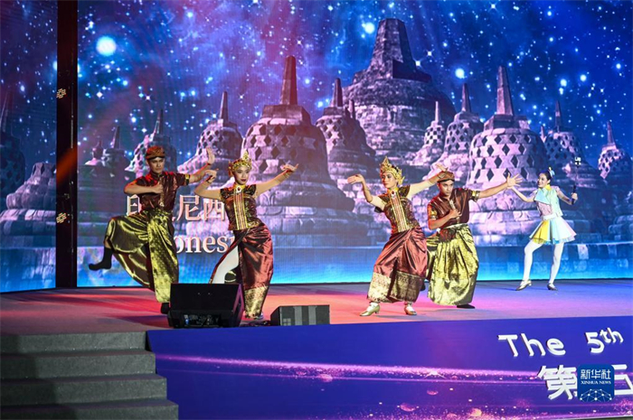 10月21日，在馬來(lái)西亞行政首都普特拉賈亞，演員在第五屆中國(guó)—東盟視聽(tīng)周開(kāi)幕活動(dòng)上表演。新華社記者 程一恒 攝