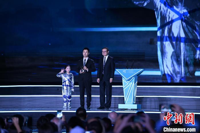 10月21日，2023雨果獎在成都揭曉。中國科幻作家海漄憑小說《時空畫師》獲2023雨果獎“最佳短中篇小說”?！D片由第81屆世界科幻大會組委會提供