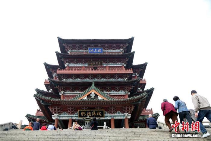 資料圖：中國農(nóng)歷九月初九，重陽佳節(jié)。民眾來到位于江西南昌的滕王閣旅游區(qū)，登高祈福。<a target='_blank' href='/'><p  align=