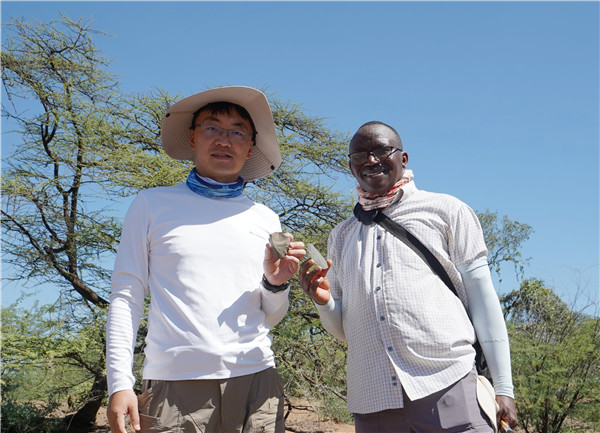 新發(fā)現的典型勒瓦婁哇石核和勒瓦婁哇尖狀器。中肯聯合考古隊供圖