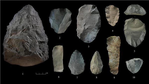 石制品 1.手斧 2、4、5.勒瓦婁哇石核（循環(huán)剝片法、優(yōu)先剝片法）3.勒瓦婁哇石葉石核 6.勒瓦婁哇石葉 7、8.勒瓦婁哇尖狀器 9.石葉 10.錐形石葉石核。中肯聯合考古隊供圖