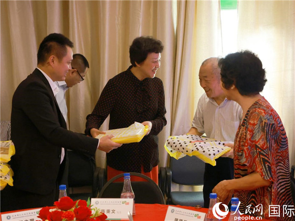 當(dāng)?shù)貢r(shí)間10月23日，國務(wù)院僑務(wù)辦公室主任陳旭（中）在巴西華人文化交流協(xié)會(huì)會(huì)館出席里約僑界舉辦的重陽節(jié)敬老聯(lián)歡活動(dòng)，并為里約僑界長(zhǎng)者代表送上慰問品。  人民網(wǎng)記者 陳海琪攝
